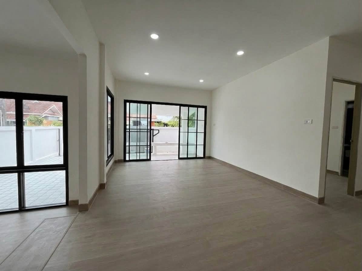 LINE_ALBUM_Renovated Corner Single-Storey House Near Central_260918_5