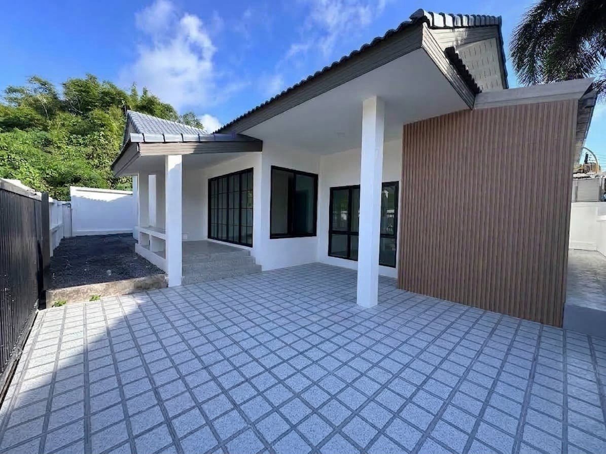 LINE_ALBUM_Renovated Corner Single-Storey House Near Central_260918_6